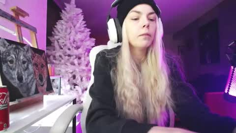 Snapshot of tinykylie chatting on 11-20-25, 09:47 stage Kylie Sinner brand CLITBAIT online show from 11-20-25, 09:47