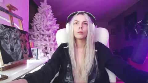 Snapshot of tinykylie chatting on 11-21-25, 09:52 stage Kylie Sinner brand CLITBAIT online show from 11-21-25, 09:52