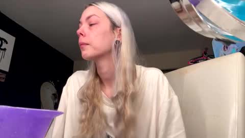 Snapshot of tinykylie chatting on 11-23-25, 09:58 stage Kylie Sinner brand CLITBAIT online show from 11-23-25, 09:58