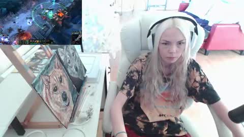 Snapshot of tinykylie chatting on 11-25-25, 12:05 stage Kylie Sinner brand CLITBAIT online show from 11-25-25, 12:05