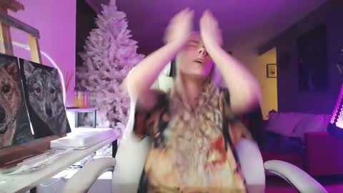 Snapshot of tinykylie chatting on 11-26-25, 12:11 stage Kylie Sinner brand CLITBAIT online show from 11-26-25, 12:11