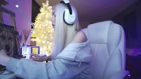 Snapshot of tinykylie chatting on 12-01-25, 02:49 stage Kylie Sinner brand CLITBAIT online show from 12-01-25, 02:49