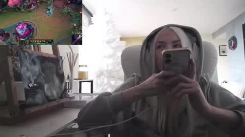 Snapshot of tinykylie chatting on 12-01-25, 02:55 stage Kylie Sinner brand CLITBAIT online show from 12-01-25, 02:55