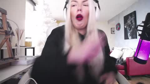 Snapshot of tinykylie chatting on 12-04-25, 12:36 stage Kylie Sinner brand CLITBAIT online show from 12-04-25, 12:36