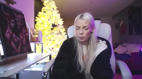 stage Kylie Sinner  brand CLITBAIT online show from 12-18-25, 08:31