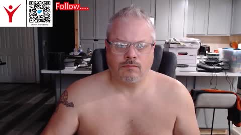 Snapshot of toddbator chatting on 10-19-25, 12:28 Todd Bator online show from 10-19-25, 12:28