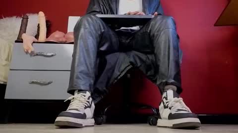 Snapshot of tom_brown12 chatting on 11-07-25, 12:54 Tom online show from 11-07-25, 12:54