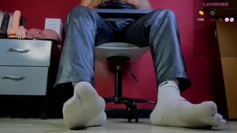 Snapshot of tom_brown12 chatting on 12-20-25, 12:07 Tom online show from 12-20-25, 12:07