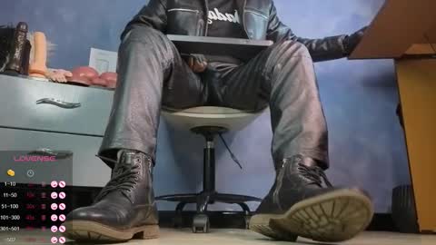 Snapshot of tom_brown12 chatting on 02-05-26, 01:32 Tom online show from 02-05-26, 01:32