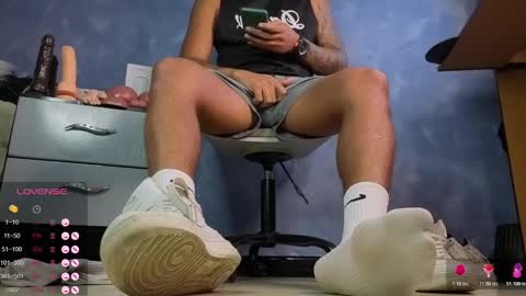 Snapshot of tom_brown12 chatting on 02-05-26, 10:14 Tom online show from 02-05-26, 10:14