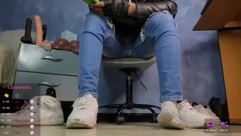 Snapshot of tom_brown12 chatting on 02-12-26, 01:28 Tom online show from 02-12-26, 01:28