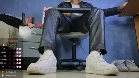 Snapshot of tom_brown12 chatting on 02-24-26, 02:26 Tom online show from 02-24-26, 02:26