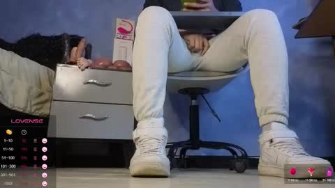 Snapshot of tom_brown12 chatting on 02-25-26, 12:26 Tom online show from 02-25-26, 12:26