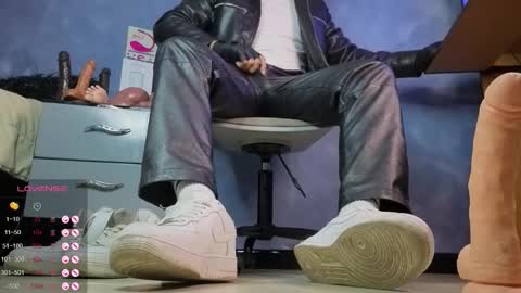 Snapshot of tom_brown12 chatting on 02-26-26, 05:23 Tom online show from 02-26-26, 05:23