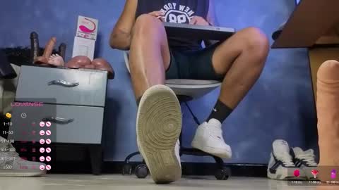 Snapshot of tom_brown12 chatting on 02-28-26, 12:55 Tom online show from 02-28-26, 12:55