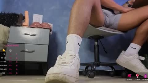 Snapshot of tom_brown12 chatting on 03-08-26, 08:01 Tom online show from 03-08-26, 08:01