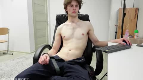 Snapshot of tom_chance chatting on 10-18-25, 11:38 tom online show from 10-18-25, 11:38