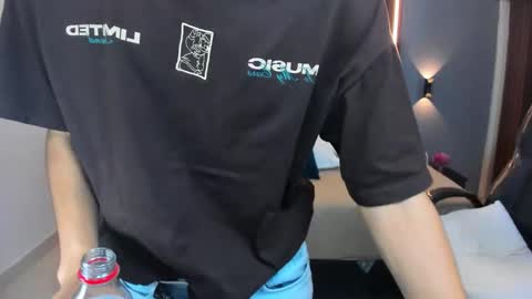 Snapshot of tommy18__ chatting on 11-13-25, 04:11 Tommy online show from 11-13-25, 04:11