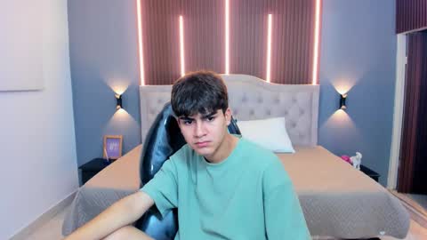 Snapshot of tommy18__ chatting on 11-25-25, 03:39 Tommy online show from 11-25-25, 03:39