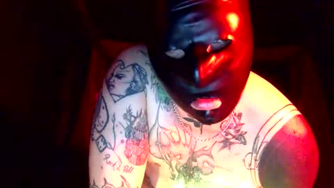 Snapshot of tommytsxxx chatting on 09-10-25, 01:05 BOYPUSSYFTM online show from 09-10-25, 01:05