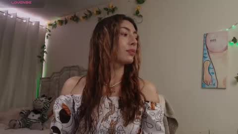 Snapshot of tomoe_b chatting on 11-23-25, 01:55 leyla online show from 11-23-25, 01:55