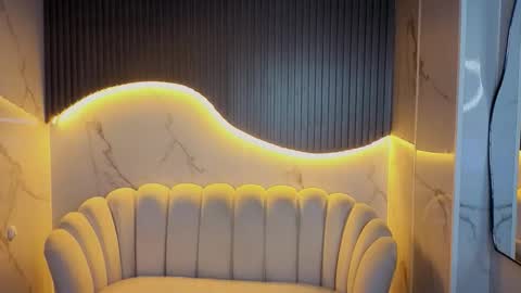 Snapshot of tomoe_b chatting on 11-28-25, 04:15 leyla online show from 11-28-25, 04:15