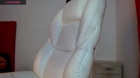 Snapshot of tonibelmont chatting on 12-11-24, 09:45 TONI BELMONT online show from 12-11-24, 09:45