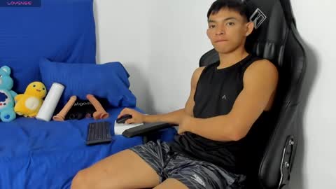 Snapshot of tonny_twink_ chatting on 05-18-26, 01:35 Tonny online show from 05-18-26, 01:35