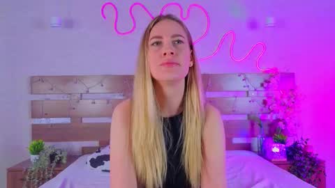 Snapshot of tonyareid chatting on 12-18-25, 06:03 Tonya online show from 12-18-25, 06:03