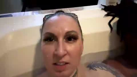 Snapshot of toochillcouple420 chatting on 10-04-25, 06:33 toochillcouple420 online show from 10-04-25, 06:33