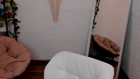 Snapshot of top_twins chatting on 02-06-25, 11:54 Yara online show from 02-06-25, 11:54