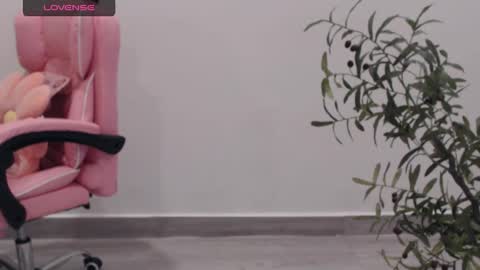 Snapshot of totoro_09 chatting on 09-08-25, 03:22 Angelina online show from 09-08-25, 03:22