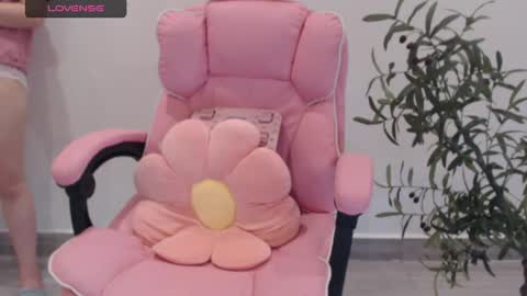 Snapshot of totoro_09 chatting on 09-12-25, 04:34 Angelina online show from 09-12-25, 04:34