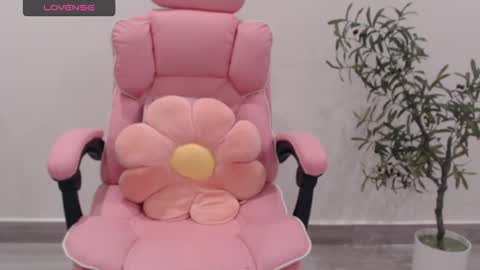 Snapshot of totoro_09 chatting on 09-18-25, 03:41 Angelina online show from 09-18-25, 03:41