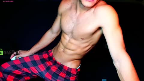 Snapshot of travisdiamonds chatting on 01-21-25, 01:29 TRAVIS. online show from 01-21-25, 01:29