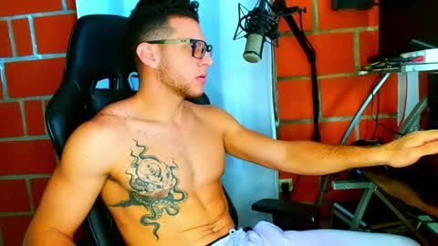Snapshot of travisdiamonds chatting on 05-04-26, 12:23 TRAVIS. online show from 05-04-26, 12:23