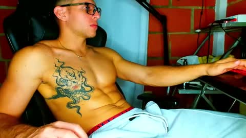 Snapshot of travisdiamonds chatting on 06-07-26, 02:05 TRAVIS. online show from 06-07-26, 02:05