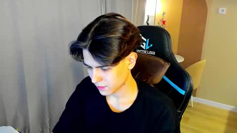 Snapshot of travisrivas chatting on 12-19-25, 05:31 travisrivas online show from 12-19-25, 05:31