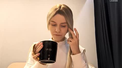 Snapshot of tressamarshbanks chatting on 10-23-25, 06:39 Alice online show from 10-23-25, 06:39