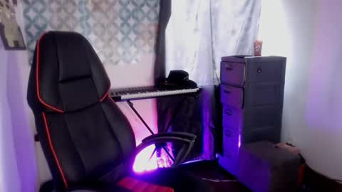 Snapshot of trevor_hilton_ chatting on 10-21-25, 02:51 trevor online show from 10-21-25, 02:51