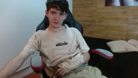 Snapshot of trevor_mob chatting on 05-12-26, 09:23 trevor_mob online show from 05-12-26, 09:23