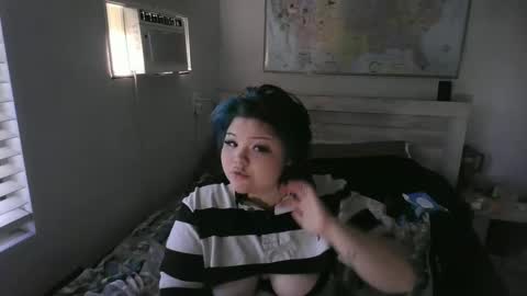 Snapshot of trhothoney chatting on 09-15-25, 07:25 Trixie online show from 09-15-25, 07:25