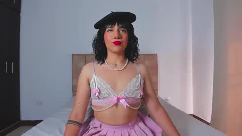 Snapshot of trinydoll chatting on 10-13-25, 01:00 Triny online show from 10-13-25, 01:00