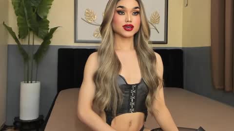 Snapshot of ts_elijah chatting on 12-10-24, 10:06 Saskia online show from 12-10-24, 10:06