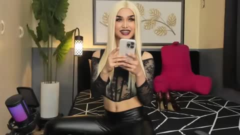 Snapshot of ts_elijah chatting on 02-07-25, 02:40 Saskia online show from 02-07-25, 02:40