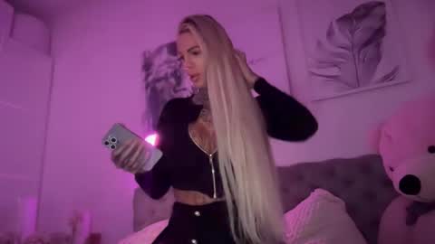 tsmiadeluxxe online show from 12-16-25, 05:23