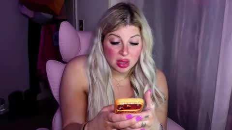 Snapshot of tstinadoll chatting on 05-19-26, 02:18 xTinnaaaaa online show from 05-19-26, 02:18