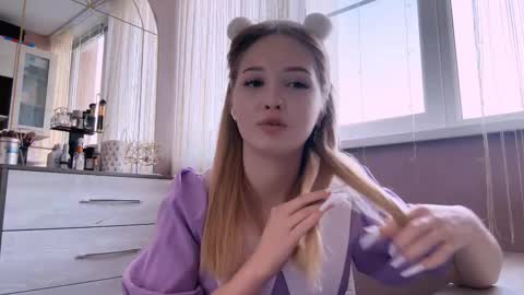 Mia online show from 03-19-26, 02:54