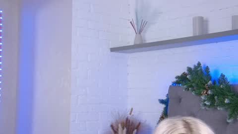 Snapshot of tweety_pie_ chatting on 12-28-24, 07:22 Hallie online show from 12-28-24, 07:22