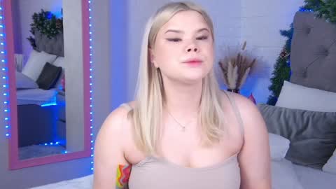 Snapshot of tweety_pie_ chatting on 12-30-24, 01:15 Hallie online show from 12-30-24, 01:15